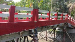 হস্তান্তরের আগেই হেলে পড়েছে ৪২ লাখ টাকার ব্রিজ