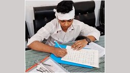 পরীক্ষার হলে দুর্ঘটনা, রক্তাক্ত হয়েও উত্তর পত্র লিখলেন পরীক্ষার্থী