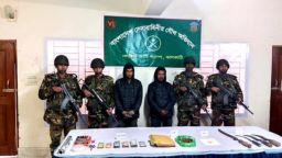 নলছিটিতে যৌথ বাহিনীর অভিযানে মাদক ও দেশীয় অস্ত্রসহ স্বেচ্ছাসেবক দলের দুই নেতা আটক