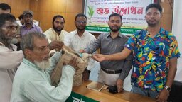 লালমোহনে কৃষি প্রণোদনার আওতায় বীজ-সার ও বৃক্ষের চারা বিতরণ