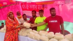 সাতক্ষীরায় খানপুর গ্রাম সামাজিক শক্তি কমিটির উদ্যোগে ইফতার সামগ্রী বিতরণ