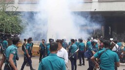 হঠাৎ উত্তপ্ত প্রেস ক্লাব এলাকা, পুলিশের সাউন্ড গ্রেনেড নিক্ষেপ