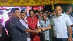 নড়াইলে মন্দিরে মন্দিরে সহায়তার হাত বাড়িয়ে দিচ্ছেন শেখ হুমায়ুন কবির