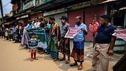 নবায়নযোগ্য জ্বালানির দাবিতে পাথরঘাটায় মানববন্ধন