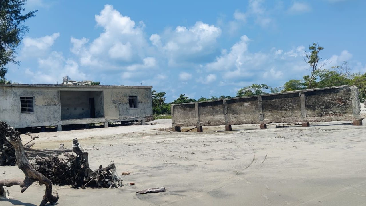 কুয়াকাটা সৈকতে ভাঙা কংক্রিট এখন     মরণফাঁদ,  দুর্ঘটনার আতঙ্কে পর্যটক