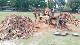 তেঁতুলিয়ায় বিদ্যালয়ের সীমানা প্রাচীর নির্মাণে নিম্নমানের ইট ব্যবহারের অভিযোগ