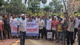 ঝালকাঠিতে পানির দাবিতে রাস্তায় পৌরবাসীর বিক্ষোভ