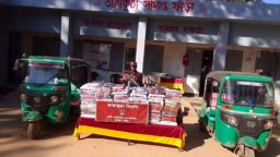 ফুলগাজীর তারাকুচা সীমান্তে বিজিবির অভিযান ৪৩৯ পিস ভারতীয় শাড়ী জব্দ,আটক ২ সিএনজি।