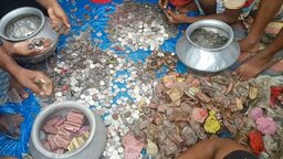 সিরাজগঞ্জের এক ভিক্ষুকের কাছে মিলল দুই বস্তা টাকা