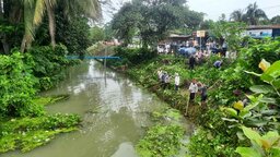টুঙ্গিপাড়ায় খাল ও রাস্তার দুইপাশের জঙ্গল পরিষ্কার, দীর্ঘদিনের ভোগান্তি থেকে মুক্ত এলাকাবাসী