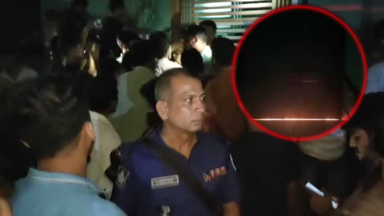 মধ্যরাতে আটকা পড়ে ছাদে আগুন দিল চোর