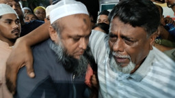মুক্তিযোদ্ধা বাবার জানাজায় হাতকড়া পড়ে অংশ নিলেন ছেলে