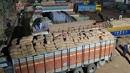 হিলি বন্দর দিয়ে বেড়েছে ভারতীয় পেঁয়াজের আমদানি, কমেছে দাম