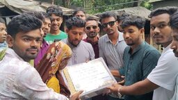 গোপালগঞ্জে জুলাই শহীদ পরিবারের হাতে প্রধানমন্ত্রীর উপহার পৌঁছে দিল ছাত্রদল