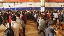 কমলাপুর স্টেশনে ঘরমুখো মানুষের উপচেপড়া ভিড়