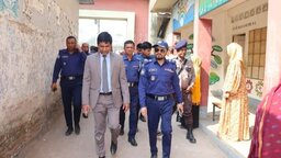 ফরিদপুরে বিভিন্ন ভোটকেন্দ্র পরিদর্শন করলেন জেলা প্রশাসক ও পুলিশ সুপার