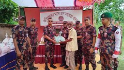 সাতক্ষীরায় দুর্যোগে ক্ষতিগ্রস্তদের মাঝে বিজিবি’র ত্রাণ বিতরণ