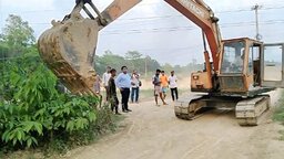 হাটহাজারীতে অবৈধভাবে মাটি কাটায় গভীর গর্ত, দীর্ঘ ৪ ঘণ্টার অভিযানে স্কাভেটর জব্দ