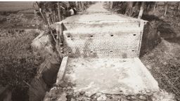 শার্শায় বালুবাহী ট্রাকের ভারে ব্রিজ ধসে যোগাযোগ বিচ্ছিন্ন, হাজারো মানুষের চরম দুর্ভোগ