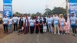 শ্যামনগরে সুপেয় পানির সংকট তুলে ধরতে কলস নিয়ে ব্যতিক্রমী ম্যারাথন