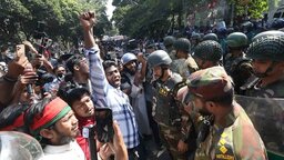 এক্সকাভেটর নিয়ে ধানমন্ডিতে বঙ্গবন্ধুর বাড়ি ভাঙার চেষ্টা,  সেনাবাহিনী ও পুলিশের বাঁধা