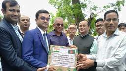প্রধানমন্ত্রী তারেক রহমানকে ত্রিপুরার মুখ্যমন্ত্রীর আনারস উপহার