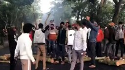 গোপালগঞ্জে মহাসড়ক অবরোধ করে নিষিদ্ধ ছাত্রলীগের বিক্ষোভ