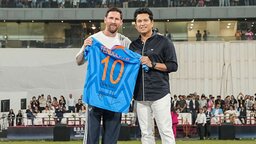 ওয়াংখেড়ের মাঠে এক ফ্রেমে ক্রিকেট ঈশ্বর ও ফুটবল জাদুকর