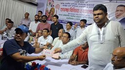 রাজবাড়ীর পৌর পূজামন্ডপ নেতৃবৃন্দের কাছে ছাত্রদলের উপহার