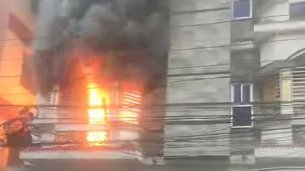 উত্তরায় আবাসিক ভবনে আগুন লেগে ৩ জনের মৃত্যু