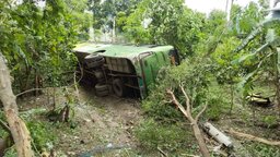 গোপালগঞ্জে বাস নিয়ন্ত্রণ হারিয়ে খাদে পড়ে আহত ২৫
