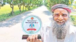 গাছের বন্ধু বাদশা মিয়া: একমুঠো ভাত নয়, একমুঠো অক্সিজেনের স্বপ্ন