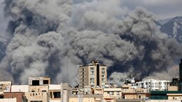 ইরানে মার্কিন-ইসরায়েলি হামলায় নিহতের সংখ্যা বেড়ে ৭৮৭