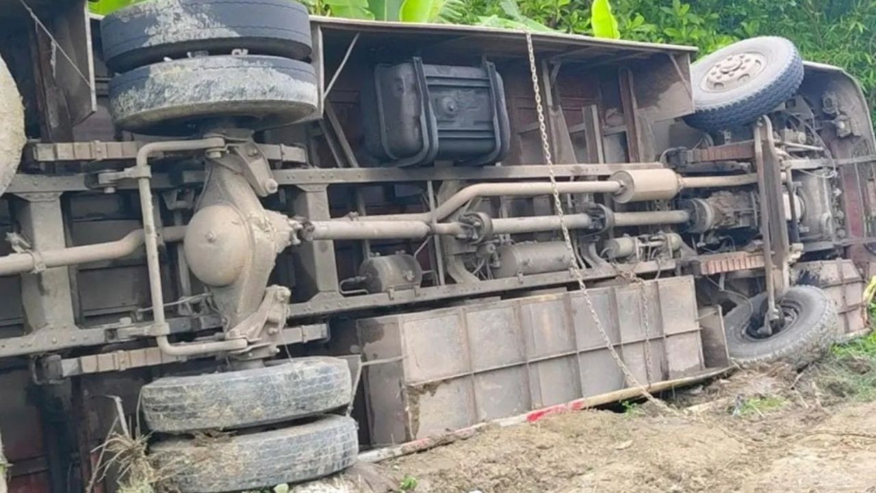 গৌরনদীতে বাস দুর্ঘটনায় আহত ১০ জন