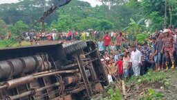 ঝালকাঠিতে যাত্রীবাহী বাস খাদে, সুপারভাইজার নিহত
