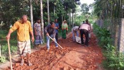 নিজের অর্থে ভাঙা রাস্তাগুলো মেরামত করলেন বিএনপি নেতা