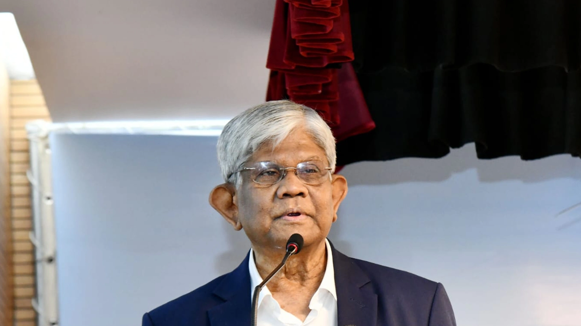 কোনো ব্যক্তি বা দলের কথায় নির্বাচন বন্ধ হবে না : অর্থ উপদেষ্টা