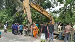 নিয়ম না মেনে মহাসড়কে ভেকু ওঠানোয় প্রাণ গেল ব্রাক কর্মীর
