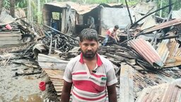 লালমোহনে অটোরিকশা চালকের বসতঘর আগুনে পুড়ে ছাই