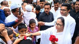 কলকাতার ঈদের জামাতে গিয়ে সম্প্রীতির বন্ধন দৃঢ় করার কথা বললেন মুখ্যমন্ত্রী মমতা