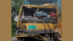গোপালগঞ্জে গাড়ির পেছনে কাভার্ড ভ্যানের ধাক্কায় চালকের সহকারী নিহত