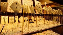 দেশের স্বর্ণের বাজারে বড় ধস, দুই দিনে ভরিতে কমলো ৩০ হাজার টাকা