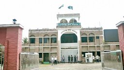 গোপালগঞ্জ কারাগারে পোস্টাল ব্যালটে ভোট দিচ্ছেন ৩৩ কয়েদি