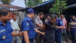 কোটালীপাড়ায় পোস্টার লাগানোর সময় স্বেচ্ছাসেবক লীগ নেতা আটক