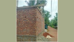 কাশিয়ানীতে রাস্তার এজিং ঘেঁষে পাকা স্থাপনা নির্মাণ, দুর্ঘটনার শঙ্কায় এলাকাবাসী