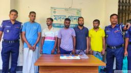 মদনে গোপন অভিযান: ইয়াবাসহ ৫ ব্যবসায়ী গ্রেপ্তার