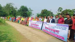 বীরগঞ্জে করিমপুর কবরস্থান দখলচেষ্টার প্রতিবাদে মানববন্ধন