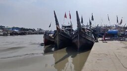 কলাপাড়ায় নৌ-পুলিশের বিরুদ্ধে চাঁদাবাজির অভিযোগ