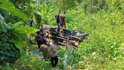 সাজেকে জিপ খাদে পড়ে খুলনা বিশ্ববিদ্যালয়ের এক ছাত্রী নিহত, আহত ১২