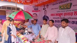 চাটখিলে শিক্ষার্থী ও অভিভাবকদের মাঝে মেয়র প্রার্থী মাসুদ রানা'র ছাতা বিতরণ